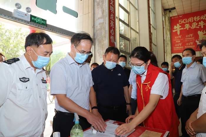 縣委常委、常務副縣長王景義查看我縣節(jié)前市場供應及安全生產工作
