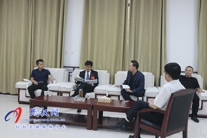 縣委書記張團(tuán)結(jié)會見李巖、黃戰(zhàn)峰一行
