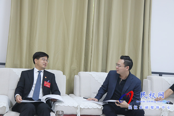 縣委書記張團(tuán)結(jié)會見李巖、黃戰(zhàn)峰一行