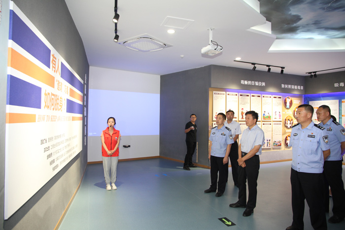 縣委常委、政法委書記陳鴻志到民權(quán)縣禁毒科普教育基地參觀指導(dǎo)