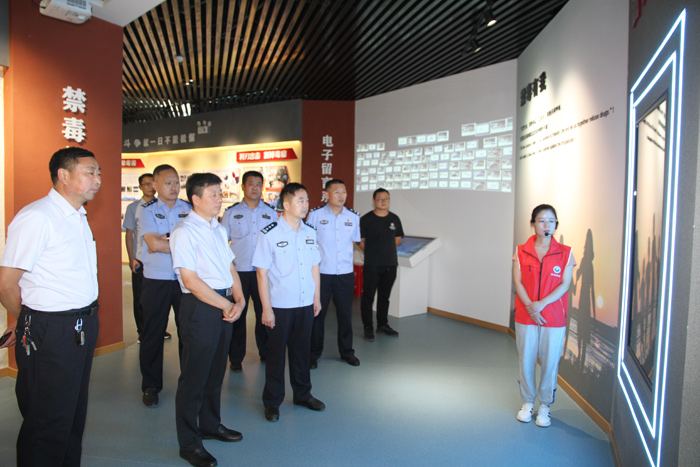 縣委常委、政法委書記陳鴻志到民權(quán)縣禁毒科普教育基地參觀指導(dǎo)