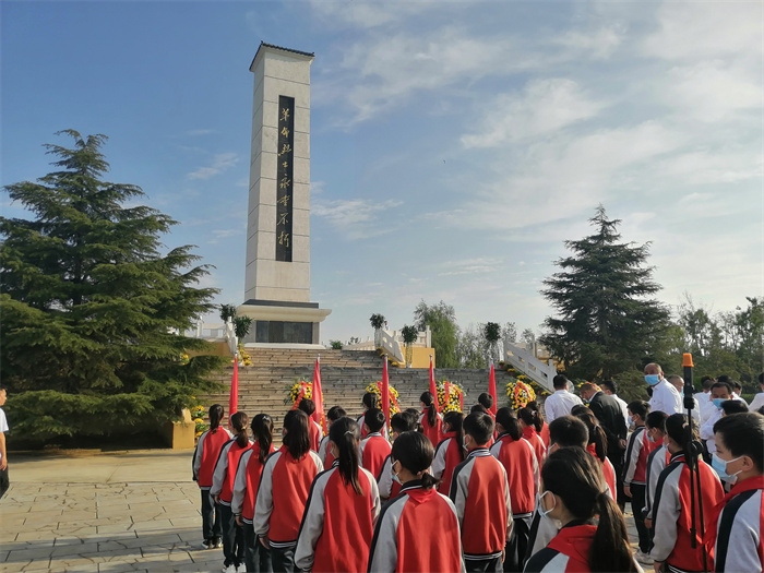 民權(quán)縣第三小學(xué)紅領(lǐng)巾中隊(duì)參加民權(quán)縣烈士紀(jì)念日公祭活動(dòng) 民權(quán)縣第三小學(xué)紅領(lǐng)巾中隊(duì)參加民權(quán)縣烈士紀(jì)念日公祭活動(dòng)