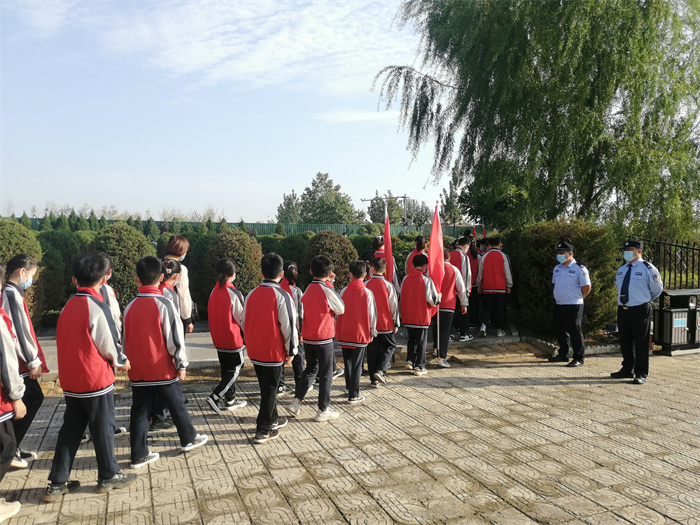 民權(quán)縣第三小學(xué)紅領(lǐng)巾中隊(duì)參加民權(quán)縣烈士紀(jì)念日公祭活動(dòng) 民權(quán)縣第三小學(xué)紅領(lǐng)巾中隊(duì)參加民權(quán)縣烈士紀(jì)念日公祭活動(dòng)