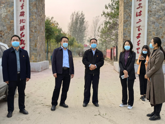 市委組織部副部長(zhǎng)、老干部局局長(zhǎng)王培富到秣坡村參觀調(diào)研