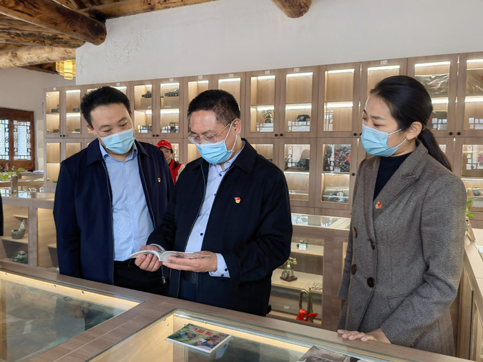 市委組織部副部長(zhǎng)、老干部局局長(zhǎng)王培富到秣坡村參觀調(diào)研