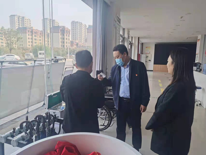 縣委常委、組織部長(zhǎng)王義彬暗訪督導(dǎo)全國(guó)文明城市創(chuàng)建工作