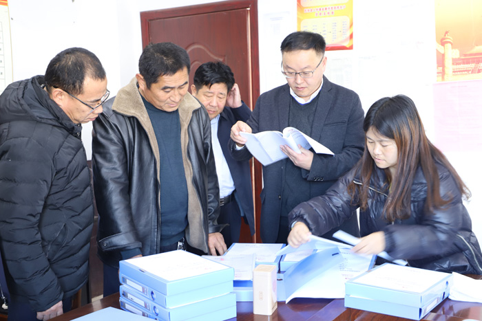 縣委副書記栗團結(jié)暗訪鞏固脫貧攻堅成果后評估工作