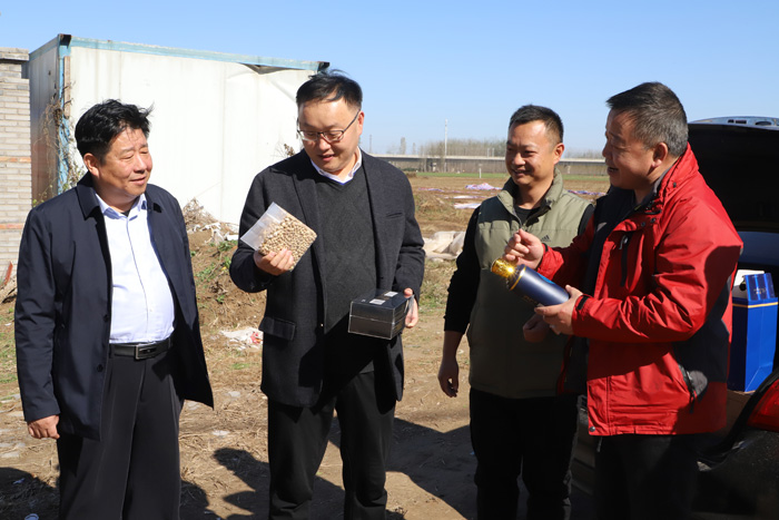 縣委副書記栗團結(jié)調(diào)研農(nóng)業(yè)產(chǎn)業(yè)發(fā)展工作