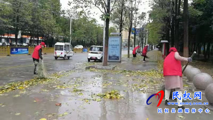 極端天氣，民族學(xué)校志愿者打掃街道為創(chuàng)文創(chuàng)衛(wèi)助力