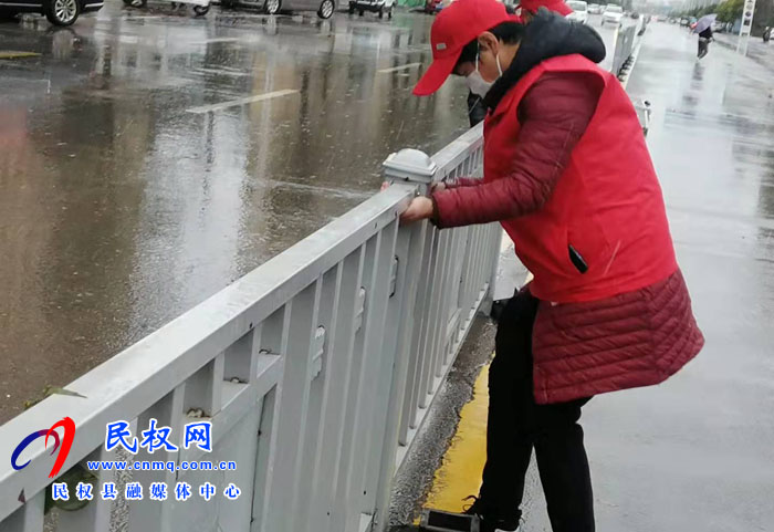 極端天氣，民族學(xué)校志愿者打掃街道為創(chuàng)文創(chuàng)衛(wèi)助力