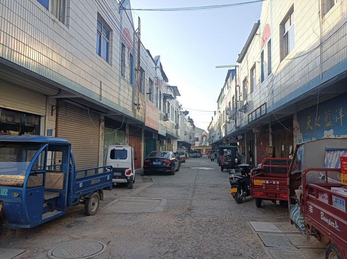 記者觀察：店外經(jīng)營不少見 亂停亂放仍存在