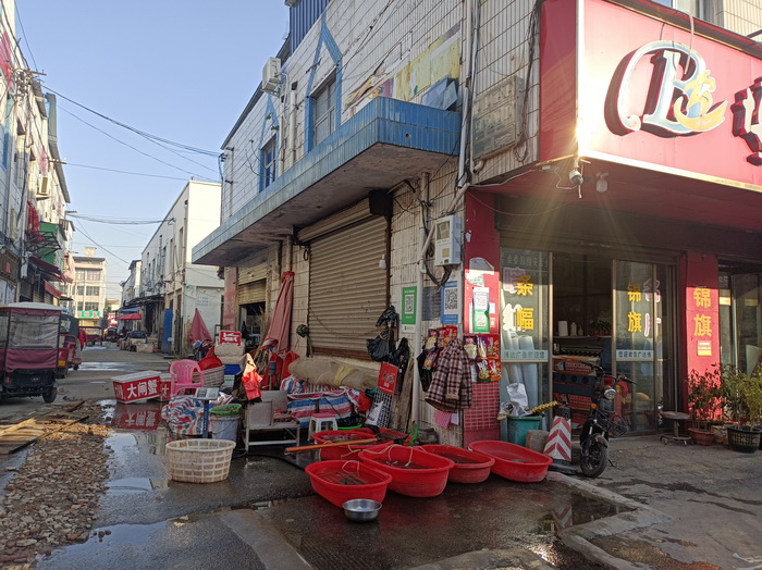 記者觀察：店外經(jīng)營不少見 亂停亂放仍存在
