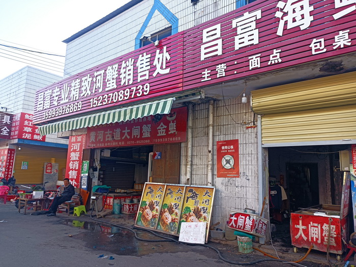 記者觀察：店外經(jīng)營不少見 亂停亂放仍存在