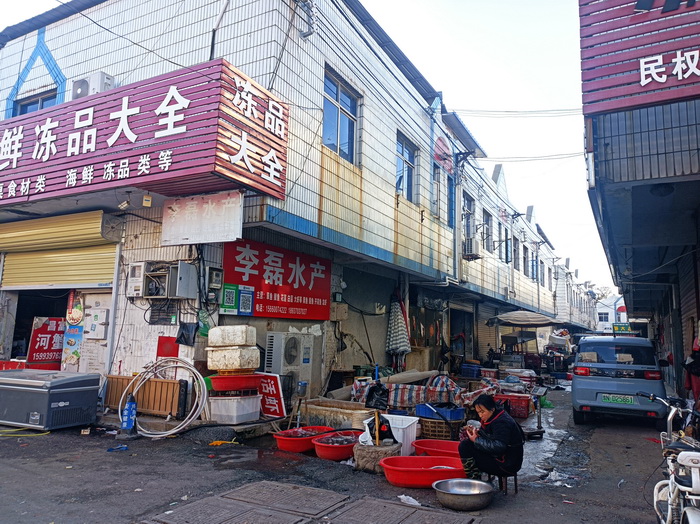 記者觀察：店外經(jīng)營不少見 亂停亂放仍存在