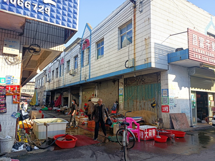 記者觀察：店外經(jīng)營不少見 亂停亂放仍存在