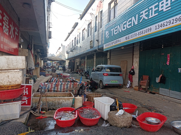 記者觀察：店外經(jīng)營不少見 亂停亂放仍存在