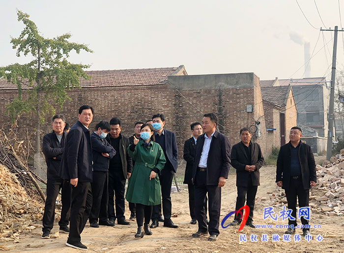 縣委副書記、縣長(zhǎng)王靜嫻查看城鄉(xiāng)建設(shè)用地增減掛鉤拆舊區(qū)整村推進(jìn)整治復(fù)墾工作和鞏固脫貧攻堅(jiān)成果后評(píng)估工作