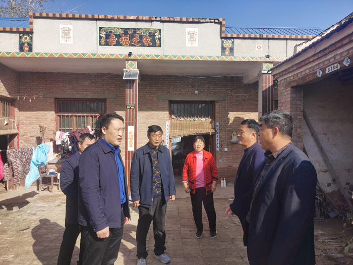 縣委常委、組織部長(zhǎng)王義彬入村開展鞏固脫貧攻堅(jiān)成果“大排查大整改”活動(dòng)