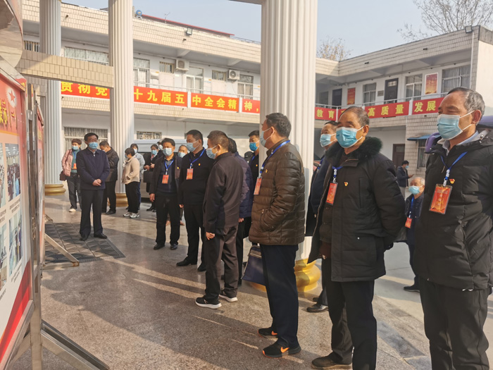 民權(quán)縣離退休黨工委、縣委老干部局組織我縣部分離退休干部黨支部書記和老干部工作者40余人赴柘城縣學(xué)習(xí)調(diào)研