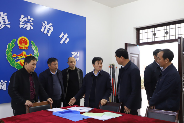 縣委常委、政法委書記陳鴻志督導“三零”創(chuàng)建和政法干警“六百”活動開展情況