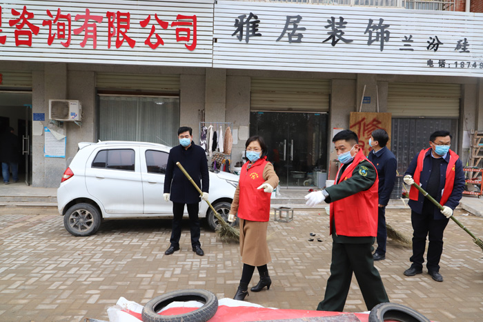 縣委副書記、縣長(zhǎng)王靜嫻參加義務(wù)勞動(dòng)