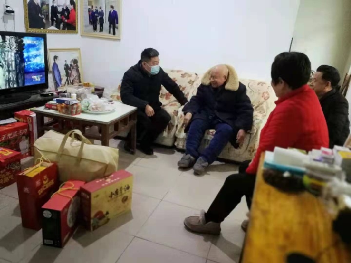 老干部局開展春節(jié)節(jié)前離休干部慰問活動(dòng)