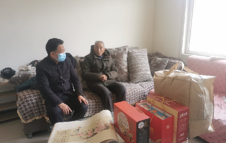 老干部局開展春節(jié)節(jié)前離休干部慰問活動(dòng)