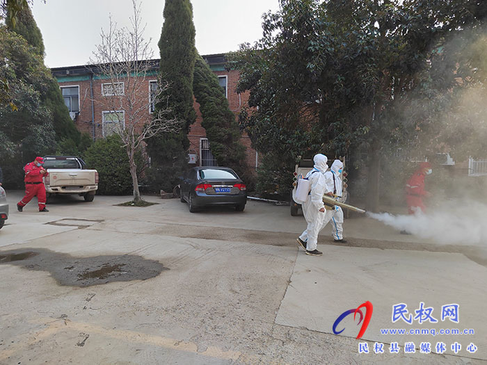 北關(guān)鎮(zhèn)：斑馬應(yīng)急救援隊(duì)開展義務(wù)消殺，為干部健康保駕護(hù)航