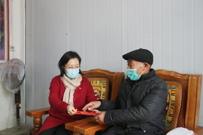 縣委副書記、縣長(zhǎng)王靜嫻走訪慰問老黨員和生活困難黨員