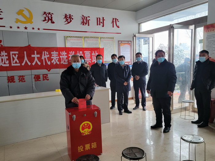 縣領(lǐng)導(dǎo)陳鴻志、王玉軍到程莊鎮(zhèn)督導(dǎo)縣鄉(xiāng)人大換屆選舉工作