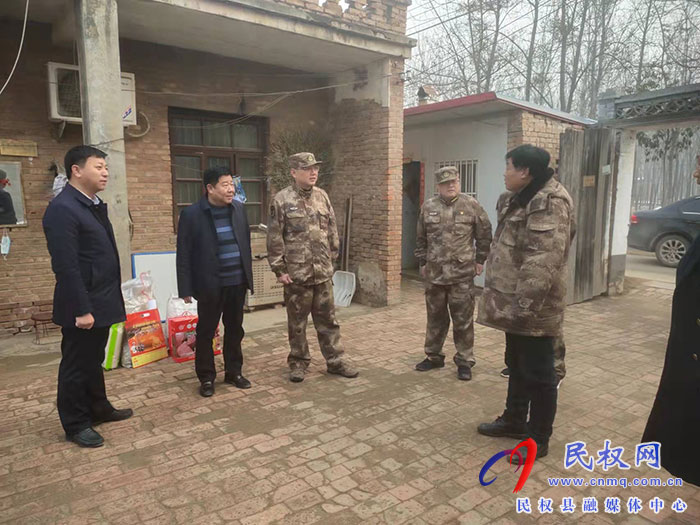 縣人武部政委潘俊琦到人和鎮(zhèn)走訪慰問現(xiàn)役軍人家屬