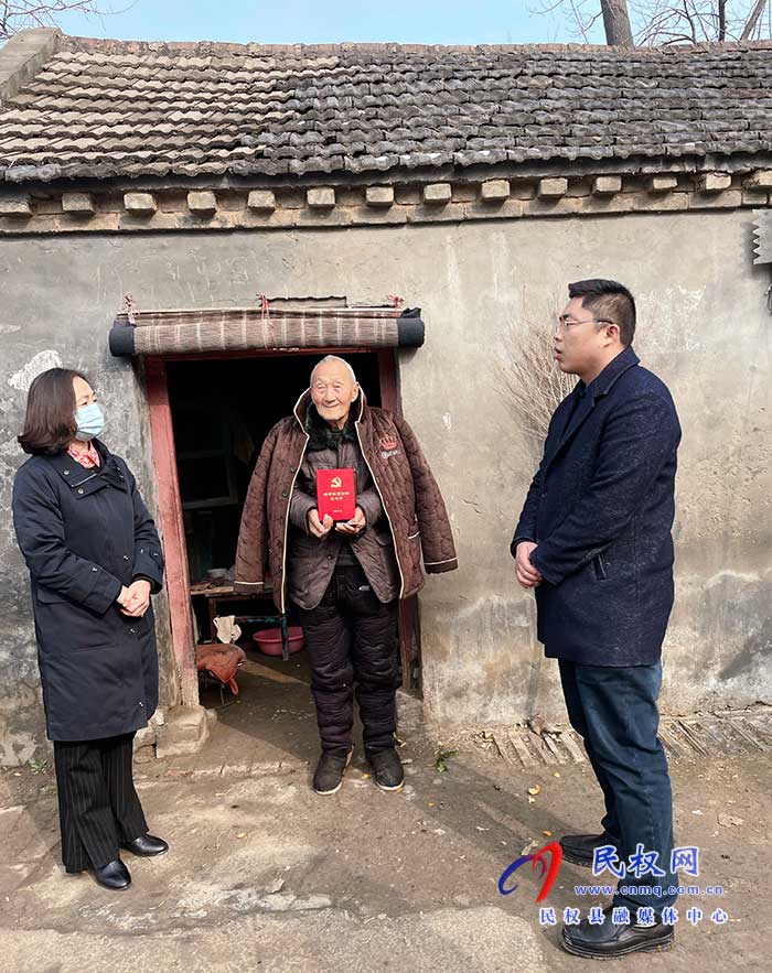 團委、婦聯(lián)節(jié)前慰問老黨員，春節(jié)情暖群眾心