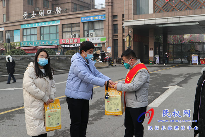 民權(quán)縣人民檢察院組織開展  走訪慰問身邊好人活動