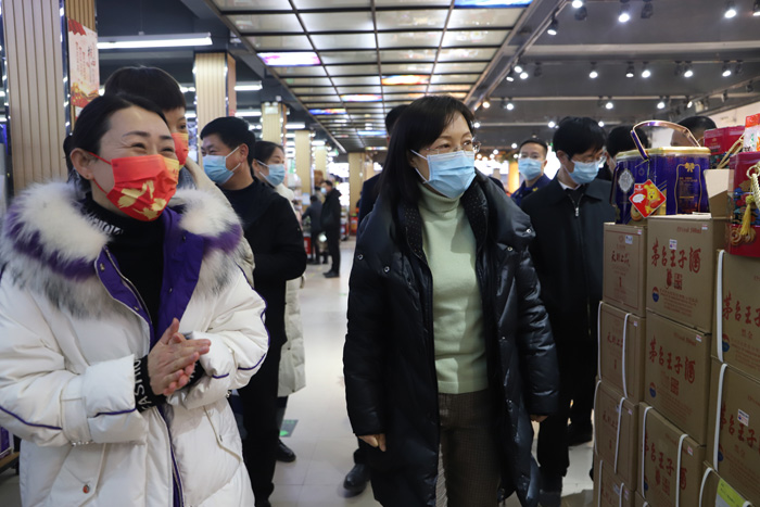 縣委副書記、縣長王靜嫻查看節(jié)前疫情防控、市場物資供應(yīng)保障工作情況