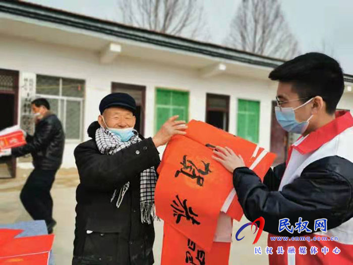 民權(quán)縣團委開展“送福進農(nóng)家，快樂中國年”春聯(lián)義寫活動