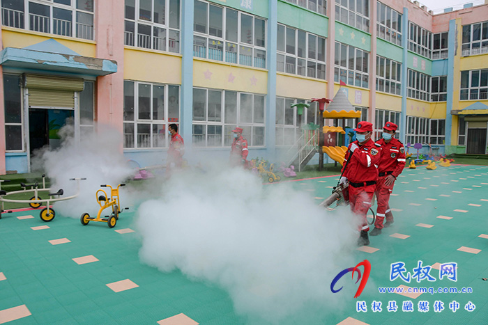 迎開學(xué)！民權(quán)縣人和鎮(zhèn)斑馬救援隊(duì)義務(wù)消毒忙