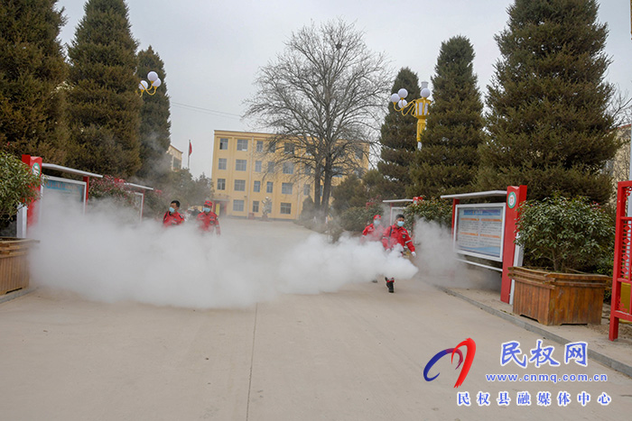 迎開學(xué)！民權(quán)縣人和鎮(zhèn)斑馬救援隊(duì)義務(wù)消毒忙