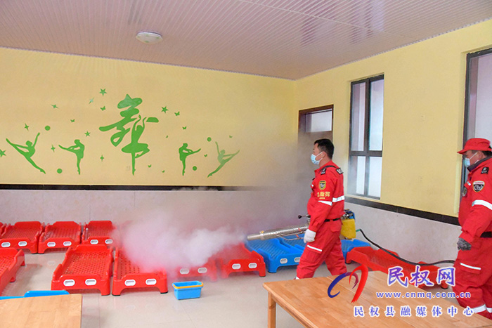 迎開學(xué)！民權(quán)縣人和鎮(zhèn)斑馬救援隊(duì)義務(wù)消毒忙