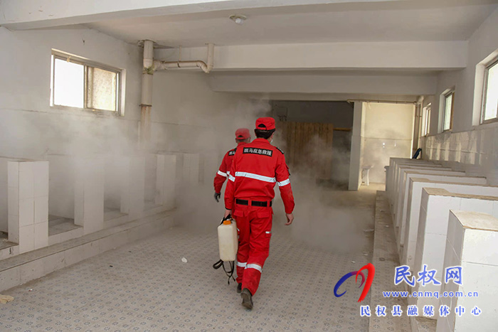迎開學(xué)！民權(quán)縣人和鎮(zhèn)斑馬救援隊(duì)義務(wù)消毒忙