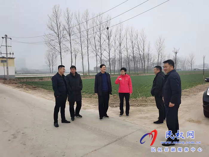 副縣長(zhǎng)王碩到孫六鎮(zhèn)察看國(guó)土綠化工作