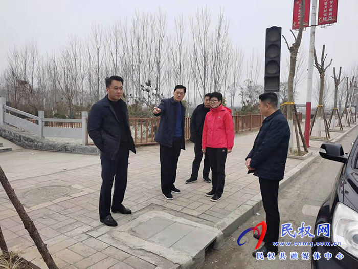 副縣長(zhǎng)王碩到孫六鎮(zhèn)察看國(guó)土綠化工作