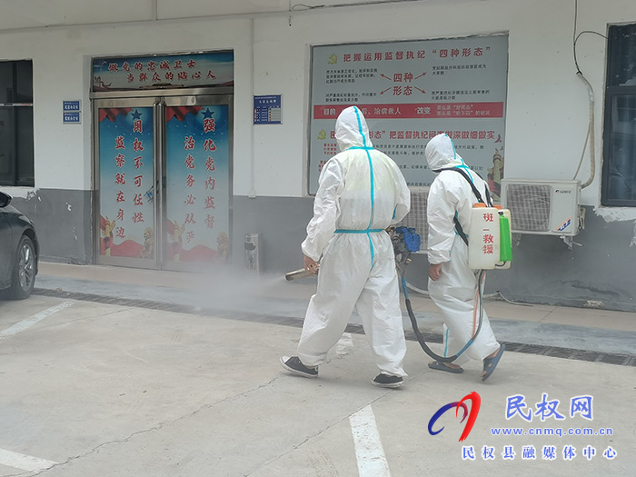 全面消殺 不留死角：民權(quán)縣“紅十字會”藍(lán)天救援隊助力龍?zhí)伶?zhèn)守好疫情防控“消殺關(guān)”