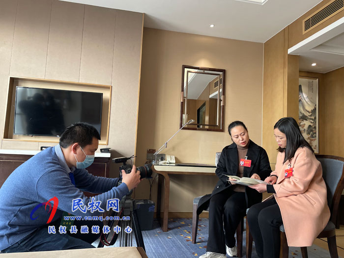 出席市五屆人大七次會議的民權(quán)縣代表團向大會報到