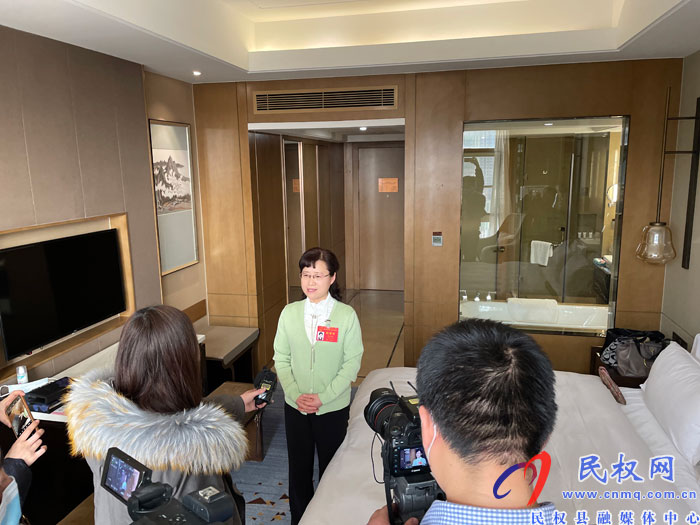 出席市五屆人大七次會議的民權(quán)縣代表團向大會報到