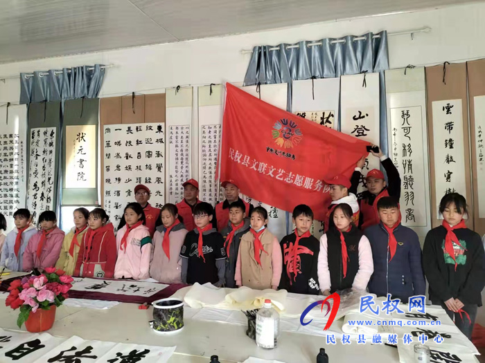 縣文聯(lián)文藝志愿服務(wù)隊(duì)組織開(kāi)展書(shū)法進(jìn)校園活動(dòng)