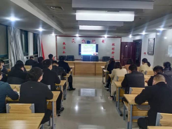 縣規(guī)劃編研中心組織全體干部職工收聽收看縣委理論學(xué)習(xí)中心組（擴(kuò)大）學(xué)習(xí)會議