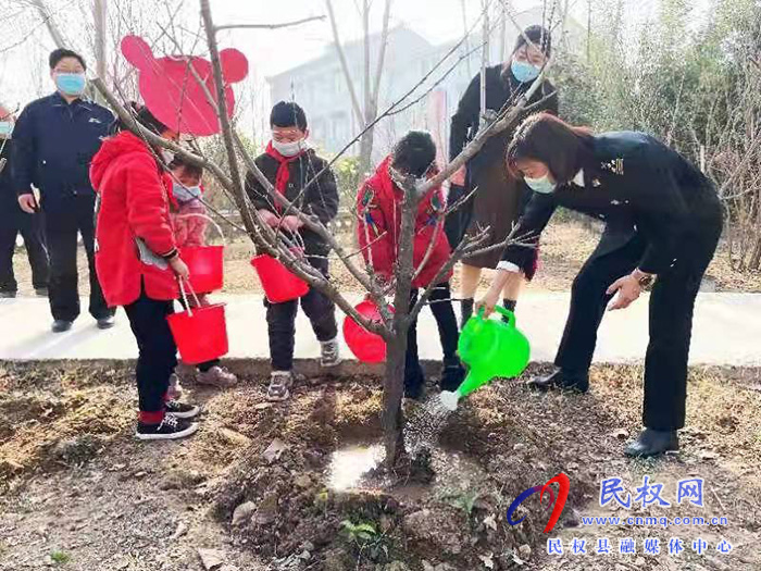 縣委常委、副縣長于茜來到花園鄉(xiāng)參加植樹活動
