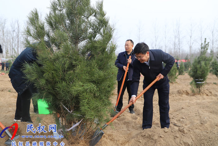 縣四大家領(lǐng)導(dǎo)義務(wù)植樹(shù)再添新綠