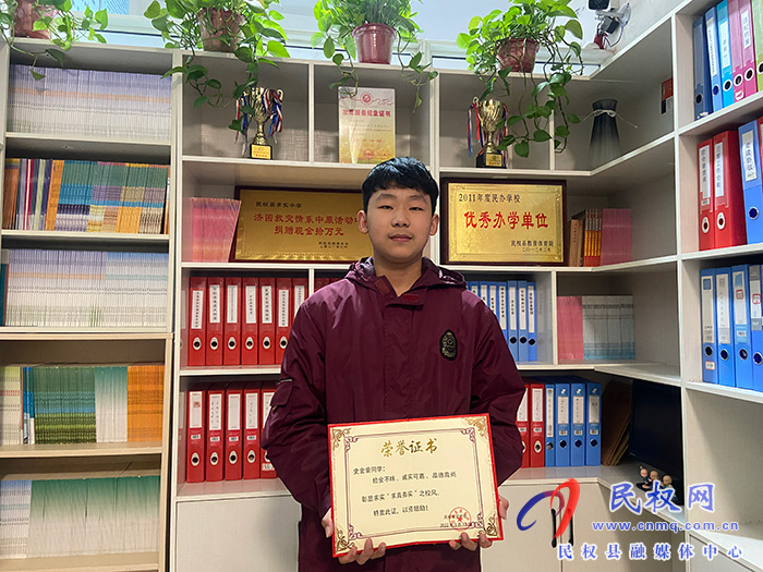 民權(quán)求實中學(xué)學(xué)生拾金不昧 失主贈送錦旗致謝