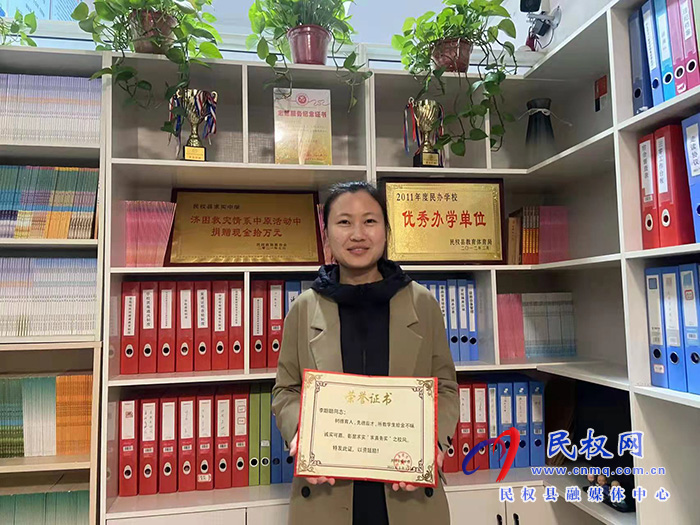 民權(quán)求實中學(xué)學(xué)生拾金不昧 失主贈送錦旗致謝
